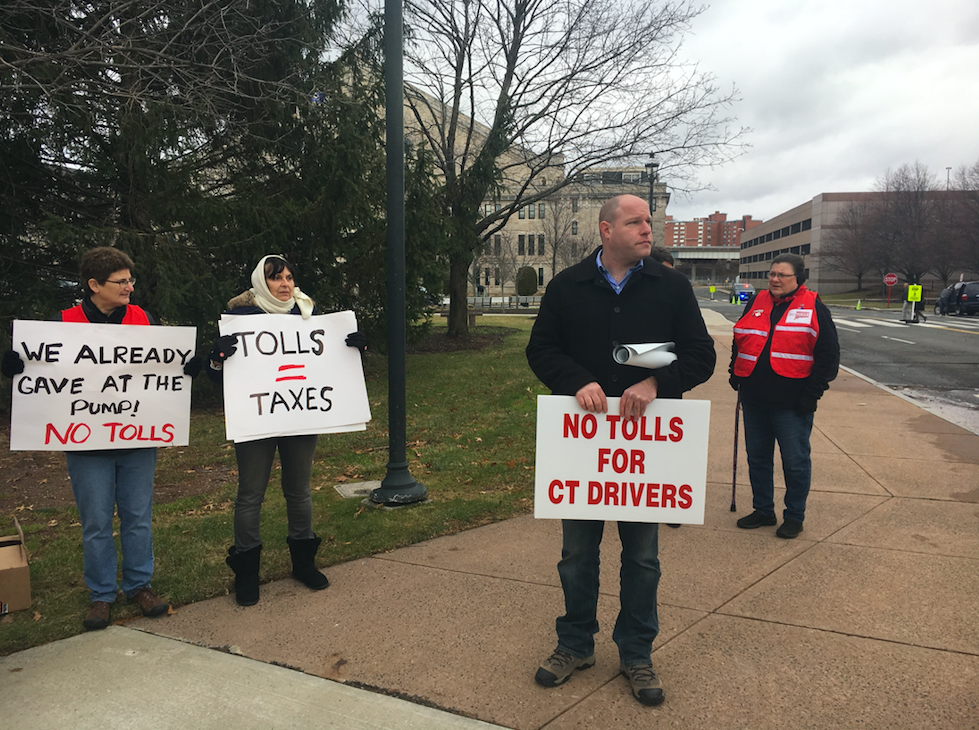 Anti-toll group puts up giant ‘toll troll’ at Connecticut state capitol