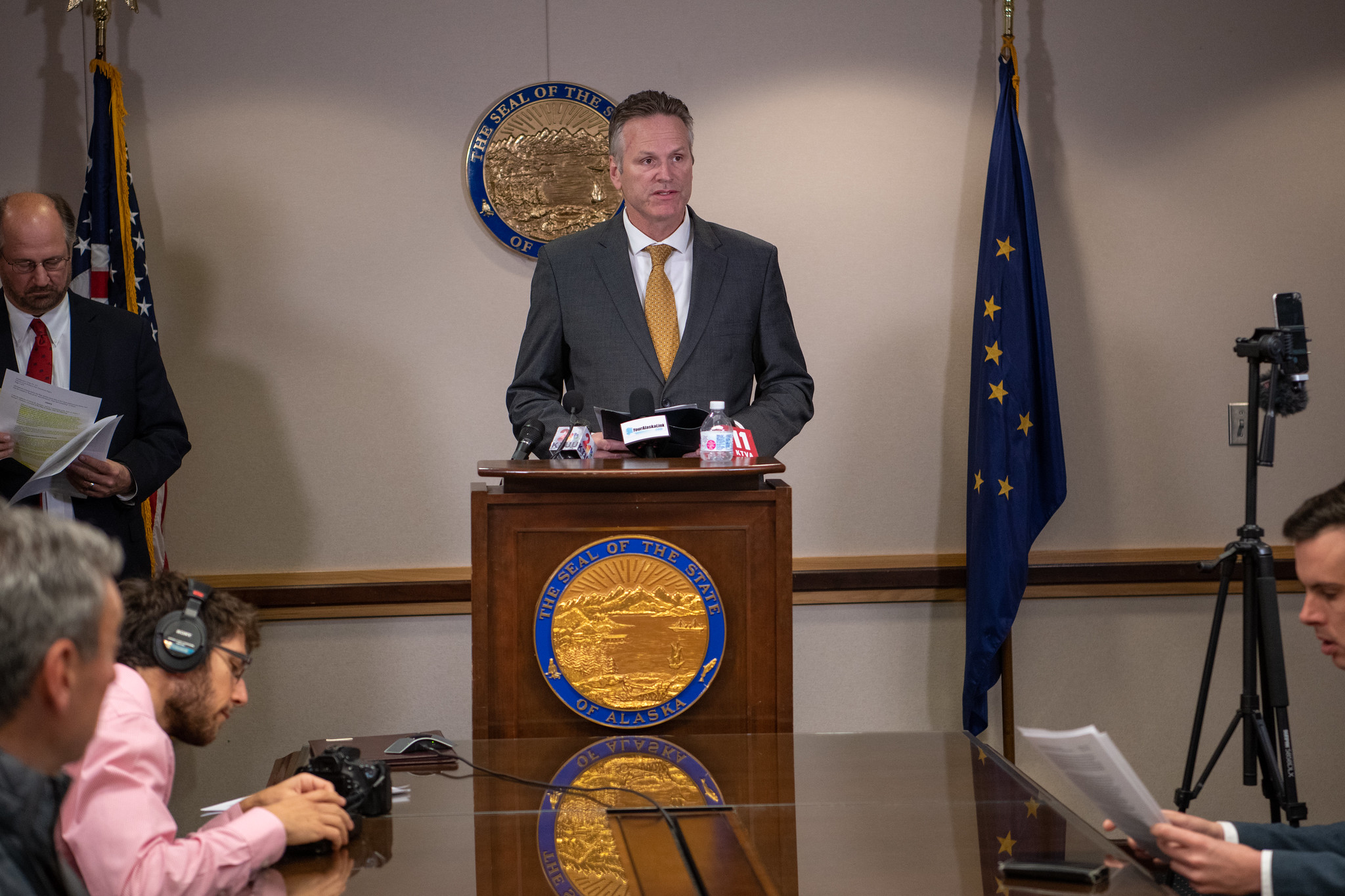 Alaska governor issues executive order on union dues